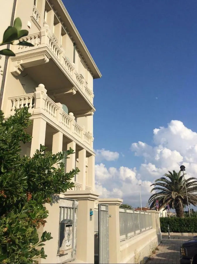 Chic Beach Apartment Camaiore 0*,