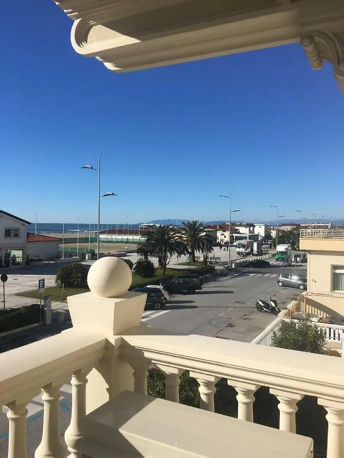 Chic Beach Apartment Camaiore
